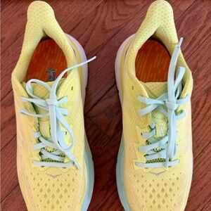 Women’s size 8 HOKA Clirton 9 running shoes in yellow and key blue